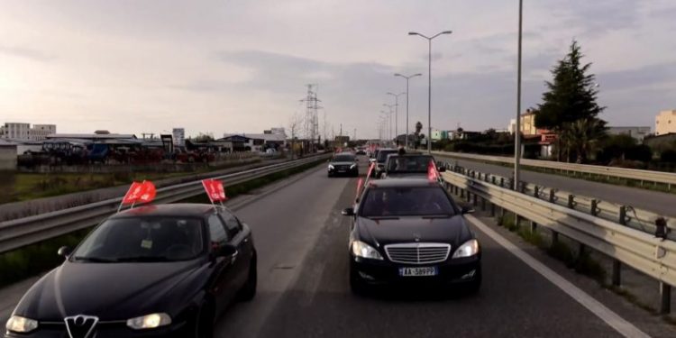 E BËN NJËSOJ SI BASHA/ Kryemadhi shkon në Kavajë me flamuj e bori (VIDEO)