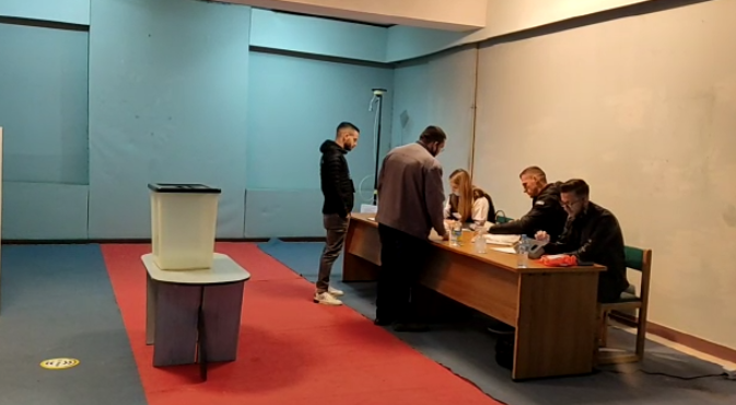 ZGJEDHJET/ Probleme me pajisjet elektronike, në dy Qendra Votimi në Lezhë nuk ka nisur procesi i votimit (VIDEO)