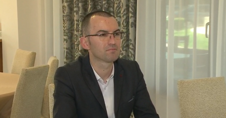 “ATA KISHIN PRENOTUAR DHOMA”/ Menaxheri i hotelit ku qëndronin kontrollorët: Furgonat prisnin jashtë për të marrë urdhrin
