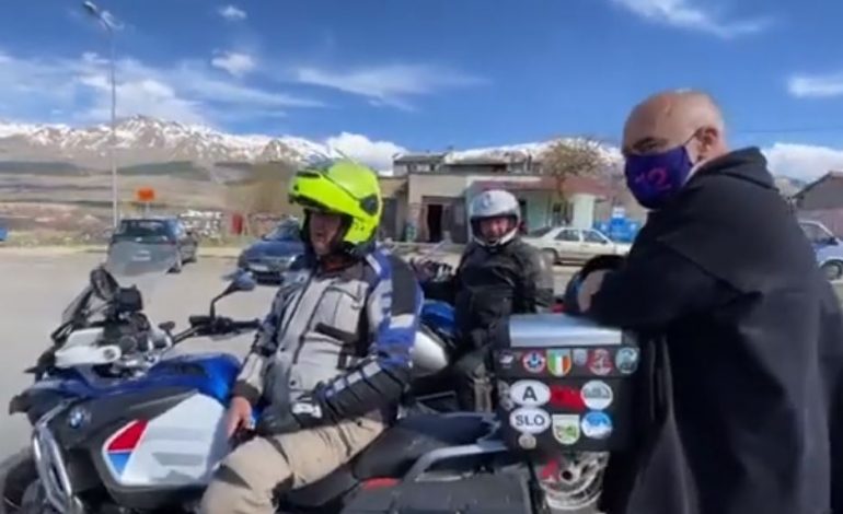 “PO SHKOJ NË…”/ Rama bën xhiro me motorin e turistit hungarez (VIDEO)
