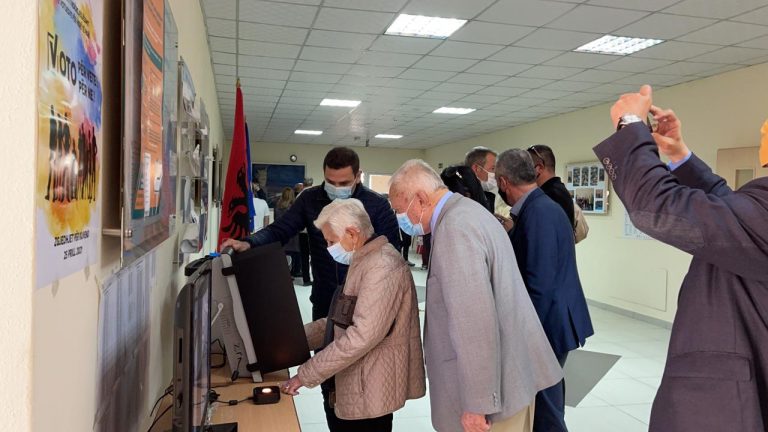 ZGJEDHJET/ Risia në njësinë 10 në Tiranë, mbi 23 mijë qytetarë votojnë në mënyrë elektronike