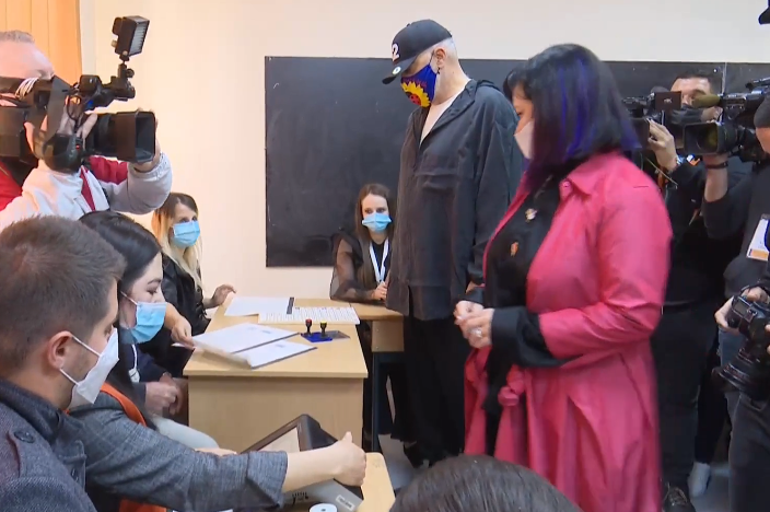 ZGJEDHJET/ Momenti kur kryeministri Rama dhe bashkëshortja e tij votojnë, në Qendrën e Votimit në Surrel (VIDEO-LIVE)