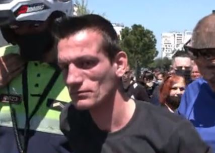 TË TJERA DETAJE/ Ja kush është shoferi që hyri në sheshin ‘Skënderbej’ dhe rrezikoi qytetarët, me vete doza kanabisi