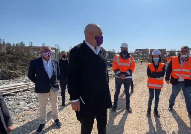 RINDËRTIMI I 7 PALLATEVE TË DËMTUARA NË KAVAJË/ Rama: Në gusht përfundojnë punimet