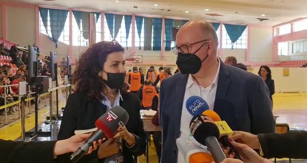 ZGJEDHJET/ Ambasadori Britanik Norman flet nga Vlora: Procesi i numërimit të vijojë…