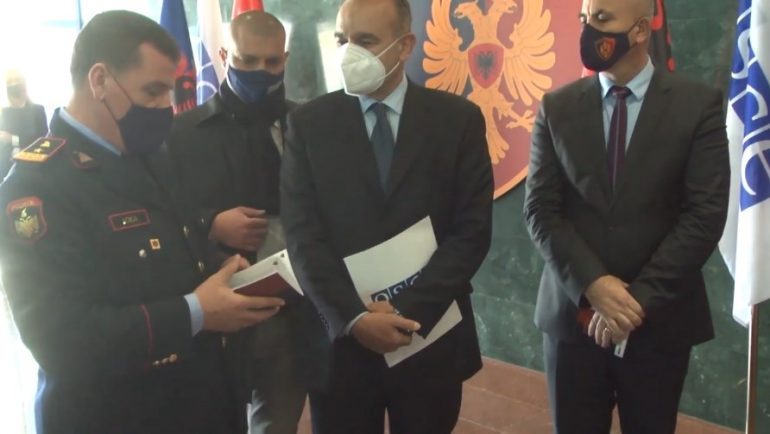 ZGJEDHJET E 25 PRILLIT/ OSBE i dhuron Policisë 5500 kopje të librave të xhepit