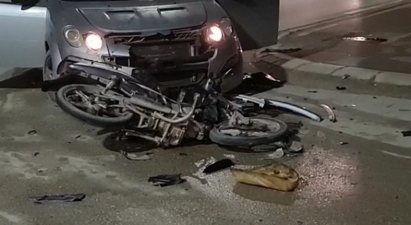 AKSIDENT NË VLORË/ Automjeti përplas motoçikletën, në gjendje të rëndë i riu