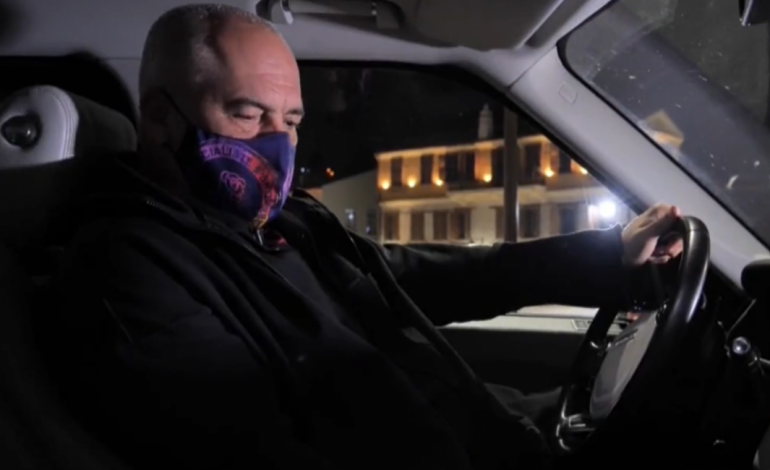 VIDEOLAJM/ Ramën e ndalon policia në Vlorë, efektivi çuditet kur e shikon në timon: Po ika unë…