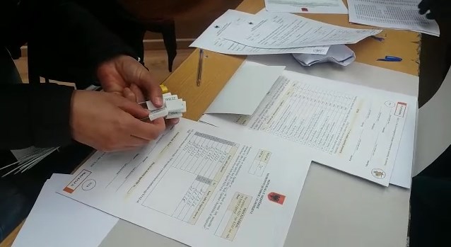 SHPËRNDAHEN MATERIALET ZGJEDHORE/ Ja pamjet nga Tirana (VIDEO)