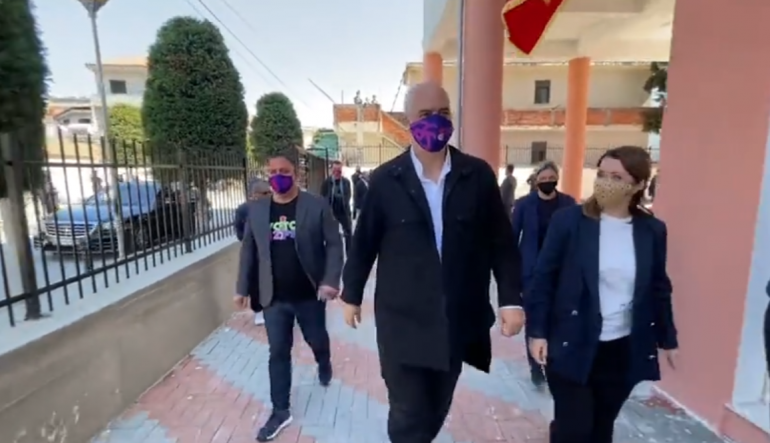 RAMA INSPEKTIM NË KAVAJË/ Manastirliu: Sot arrijmë në mbi 150 mijë vaksinime, përfundojmë…