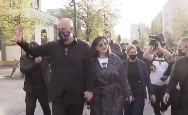 FITORJA E PS/ I kapur për dore me bashkëshorten, Rama i drejtohet podiumit në sheshin “Skënderbej”