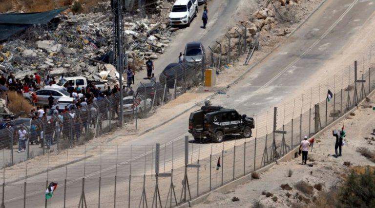 SHPËRTHEN DHUNA/ Përleshje masive në Jerusalemin Lindor, mbi 100 persona të plagosur