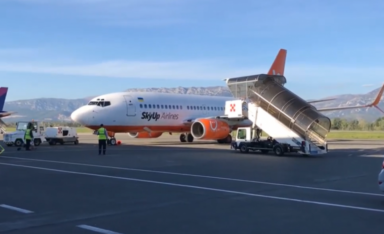 DITË ZGJEDHJESH NË VEND/ Vjen avioni i parë me turistë në Shqipëri, kompania private zbret pasagjerët (VIDEO)