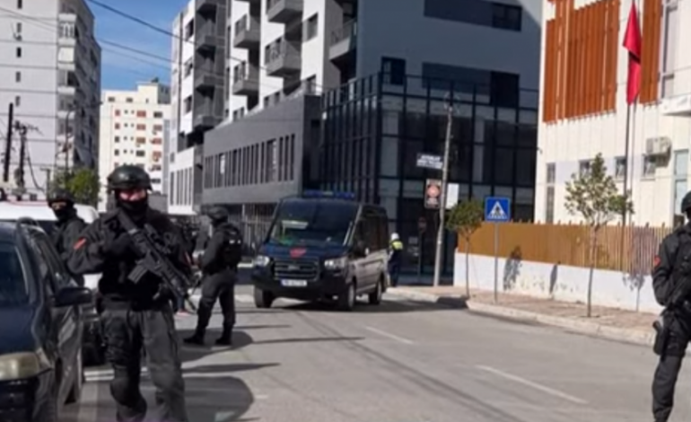 BLINDOHET GJYKATA E ELBASANIT/ Mbërrinjë 11 personat e arrestuar për vrasjen e Pjerin Xhuvanit
