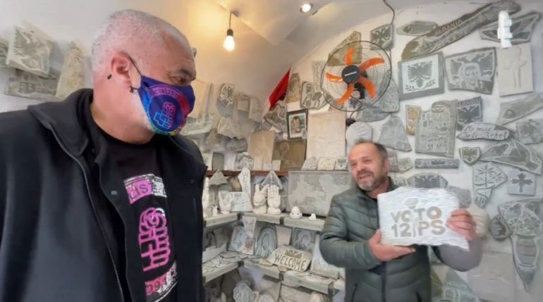 MERR DHURATËN E VEÇANTË NË GJIROKASTËR/ Rama: Do e vendos tek zyra e PS-së