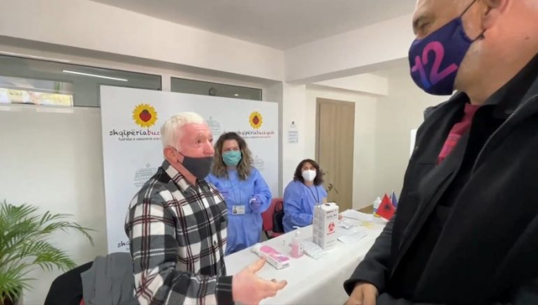 VAKSINIMI MASIV NË SARANDË/ Rama pritet me duartrokitje: Hajde me shëndet të gjithëve (VIDEO)