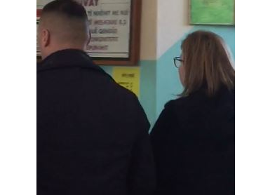 DALIN PAMJET/ Ja momenti kur kryetarja e LSI-së në Durrës mësyn në qendrën e votimit me truproja
