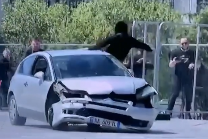 VIDEO NGA NJË TJETËR KËND/ Momenti kur qytetari neutralizon personin që po terrorizonte me makinën e tij njerëzit