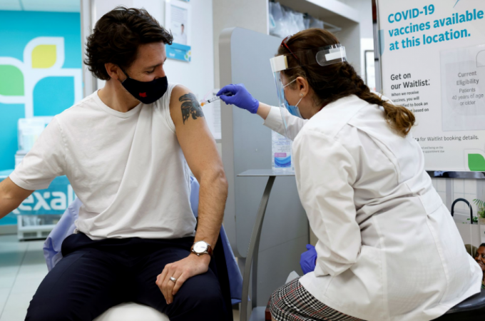 VAKSINIMI/ Kryeministri kanadez merr vaksinën e AstraZeneca-s