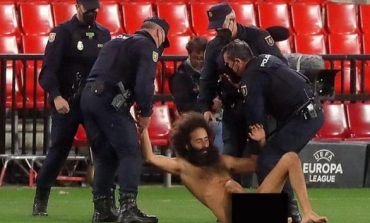 E PABESUESHME/ Shikoni si një burrë lakuriq futet në fushë gjatë ndeshjes Granada-Manchester United (VIDEO)
