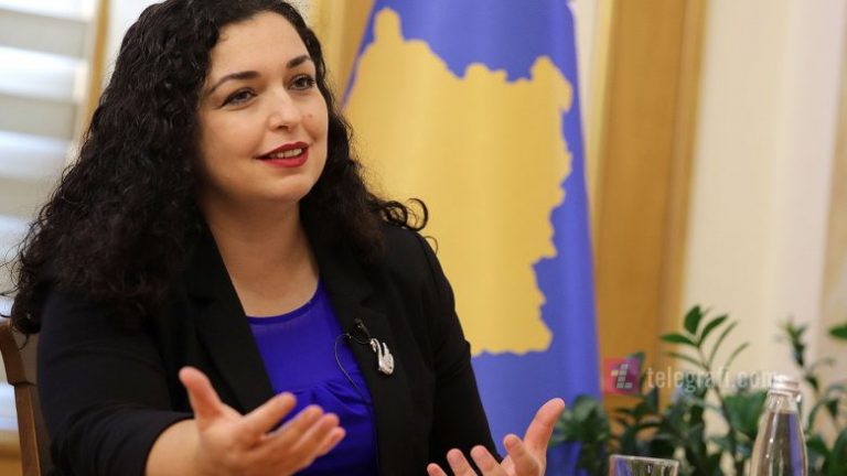 KREU HOMAZHE TE VARREZAT E VIKTIMAVE TË MEJES/ Osmani e prerë: Le ta dëgjojë e gjithë bota se Serbia kreu gjenocid