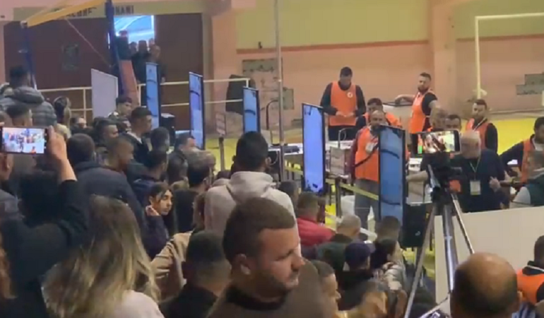 ZGJEDHJET/ Tension mes numëruesve dhe vëzhguesve, përleshen në qendrën e numërimit…