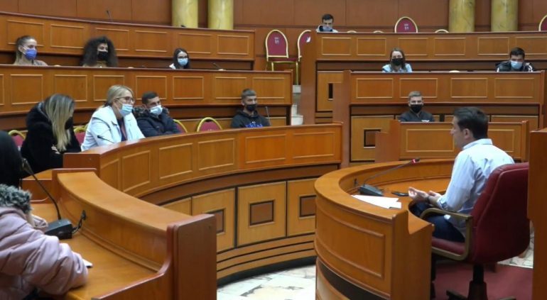 TAKIM ME STUDENTËT/ Veliaj: Projektet e ardhshme për rininë, do rrisim fondet për grante…