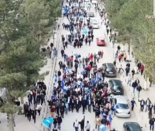 FOTOLAJM/ Basha BRAKTISET sërish nga qytetarët në mitingun elektoral në Kukës