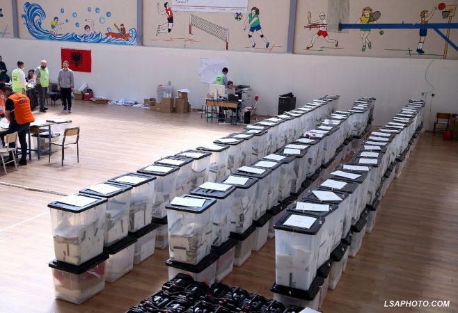 ZGJEDHJET/ Përfundon procesi i votimit në Devoll, ja kush parti kryeson e para