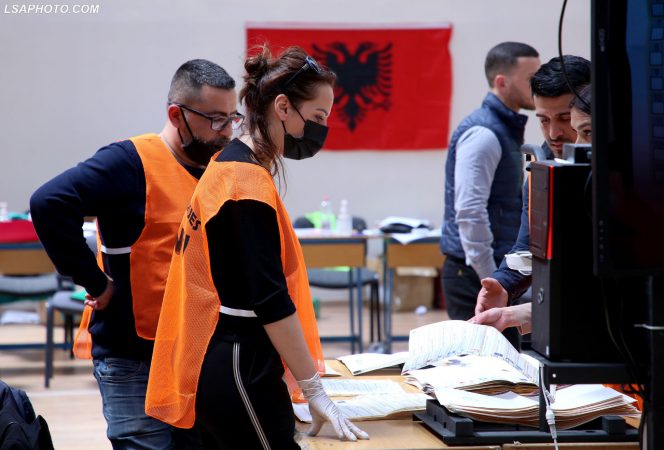 ZGJEDHJET/ Nisin fishekzjarret në Kavajë, PS shpall fitoren edhe në Kavajë (VIDEO)