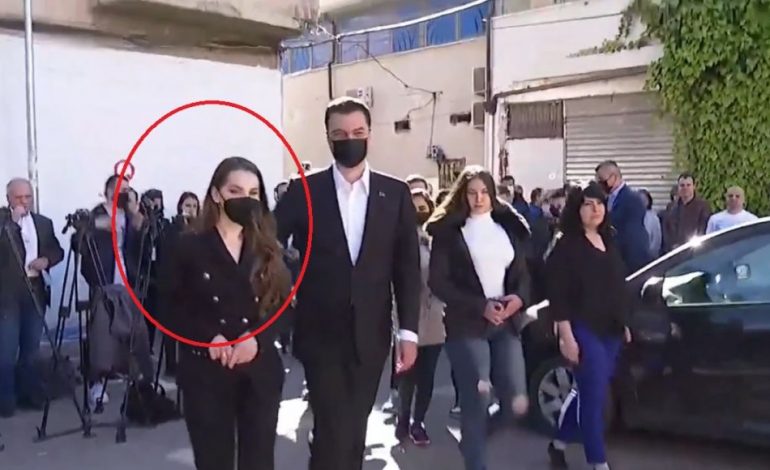 ZGJEDHJET/ Kush është vajza që “zëvendësoi” bashkëshorten e Lulzim Bashës gjatë VOTIMIT