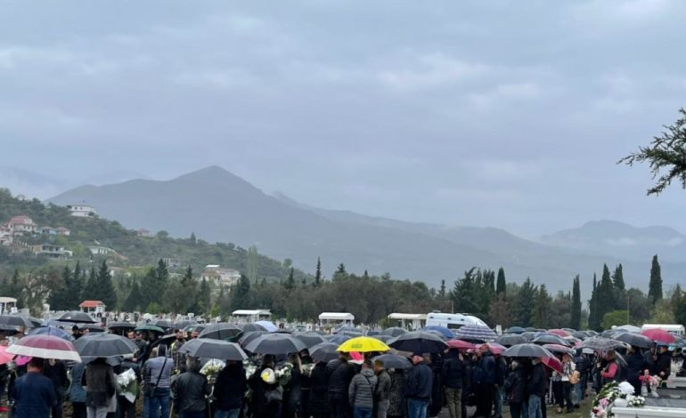 DALIN PAMJET/ Mijëra qytetarë të Elbasanit përcjellin në shi Pjerin Xhuvanin që u ekzekutua nga…