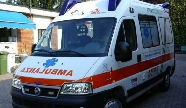 E RËNDË NË KAMËZ/ Aksidentohen dy makina, njëra del nga rruga e përplas 3 fëmijë