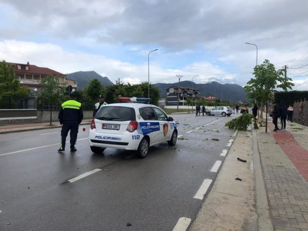 AKSIDENT NË KORÇË/ Përplasen dy makina në qytet, shënohen dëme materiale