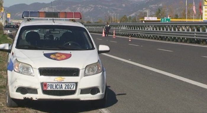 AKSIDENT NË AKSIN SHKODËR-LEZHË/ Makina del nga rruga, plagoset shoferja dhe 3 pasagjerët