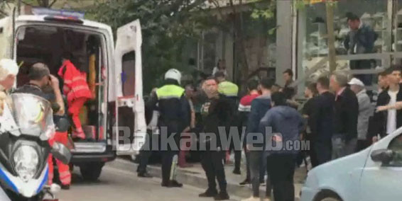 E RËNDË NË TIRANË/ Aksidentohet një kalimtare, drejtuesi braktis makinën dhe largohet