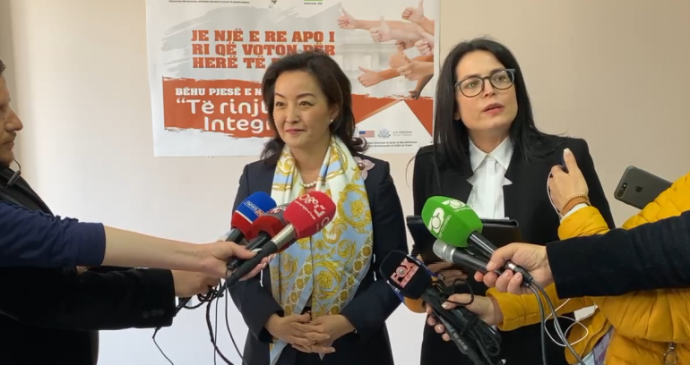 FLET NGA FIERI/ Yuri Kim: Jam njeri i drejtpërdrejtë, nuk flas me mesazhe të fshehura