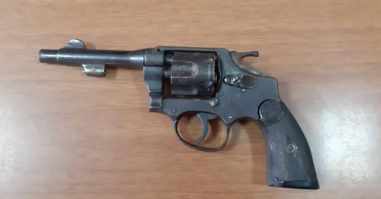 QARKULLONTE ME ARMË PA LEJE/ Arrestohet i riu në Tiranë, gjatë kontrollit i zbulohet…