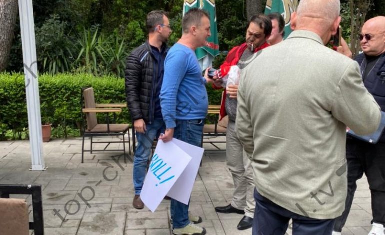 “BASHA BOLL”/ Ibsen Elezi ‘mësyn’ në derën e PD të protestojë. Plas sherri, demokratët e nxjerrin jashtë