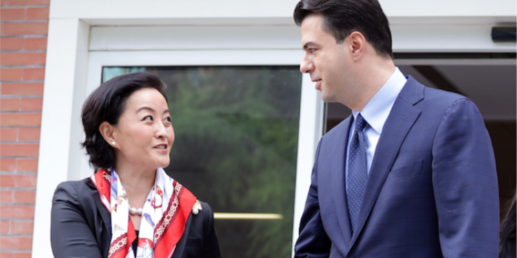 NJË DITË PARA ZGJEDHJEVE/ Ambasadorja Yuri Kim i shkon Lulzim Bashës në zyrë