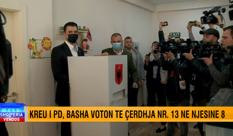 ZGJEDHJET/ Momenti kur Lulzim Basha voton në njësinë 8 me votues për herë të parë (VIDEO)