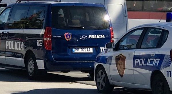 TRANSPORTONTE 5 EMIGRANTË TË PALIGJSHËM/ Arrestohet 20-vjeçari në Kakavijë, i sekuestrohet automjeti dhe celulari