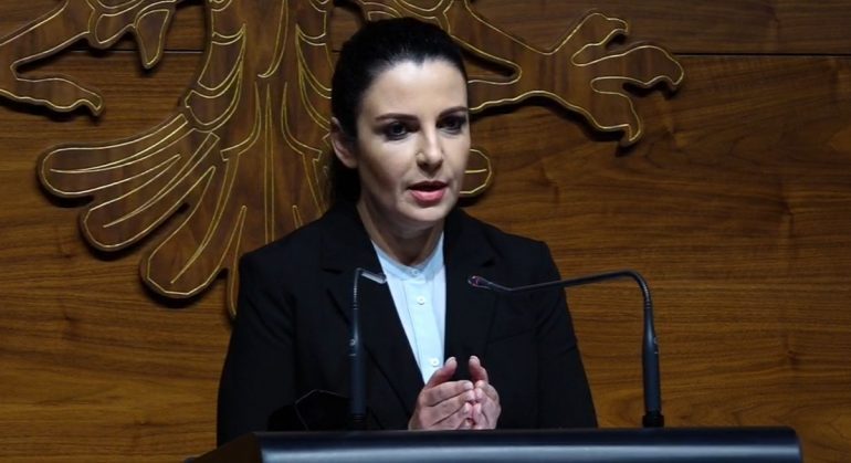 “PO BLLOKOJNË VAKSINAT”/ Balluku flet nga Rinasi: Pezullimi i fluturimeve, organizim i mirëfilltë politik