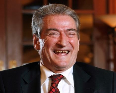 BERISHA TALLET ME EMRIN KIM DHE PUBLIKON FOTON E KARDASHIAN/ Qytetarët e “masakrojnë” me komente: Ah plak matuf…