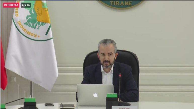 ZGJEDHJET/ Celibashi jep sqarimet e fundit: Ja 3 mënyrat si duhet votuar. Kush kapet me telefon…