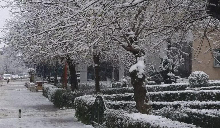 DËBORË NË PRILL/ Zbardhet qarku i Kukësit dhe i Dibrës, trashësia arrin deri në 25 cm