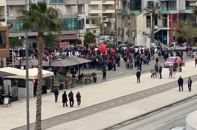 PAMJET NGA VLORA DHE SARANDA/ Qytetarët BRAKTISIN mitingjet e PD dhe LSI (VIDEO+FOTO)