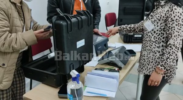 ZGJEDHJET/ Prishet pajisja e identifikimi elektronik në një qendër votimi në Durrës, ndërpritet procesi për 30 minuta (VIDEO)
