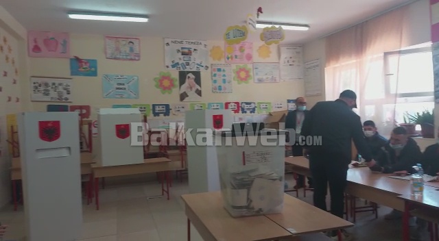 NDRYSHIMI I VENDBANIMEVE PËR SHKAK TË TËRMETIT NË DURRËS/ Disa qytetarët nuk gjejnë emrat në lista