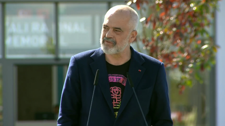 “LLUMI I SHOQËRISË…”/ Rama shpërthen ndaj opozitës: Vrasin, kërcënojnë, akuzojnë, inskenojnë kapje njerëzish pa lidhje me PS
